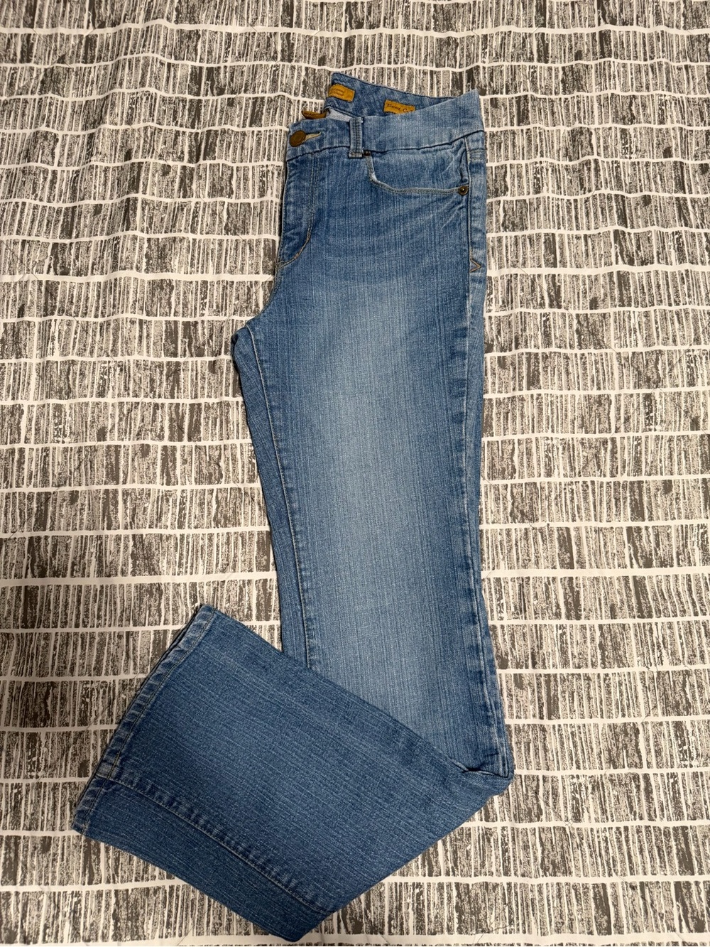 Vntg Seven7 lower rise blue denim jeans with embroidered logo on back pockets si